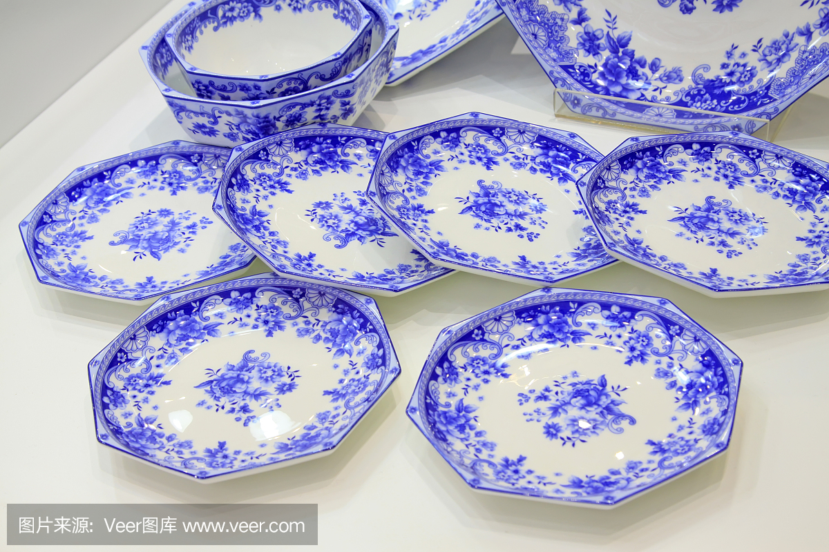 蓝色的陶瓷餐具