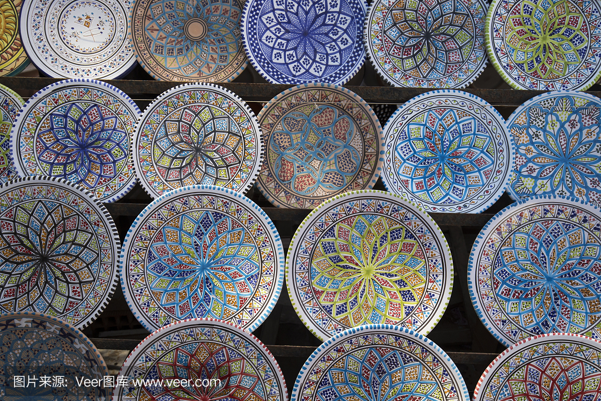 各式各样的传统菜肴,丰富多彩的陶瓷突尼斯市场。