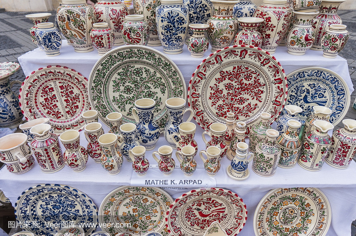 四碧大广场街市上五颜六色的陶瓷器皿和装饰人物。